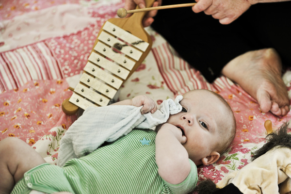 Billede af baby på tæppe