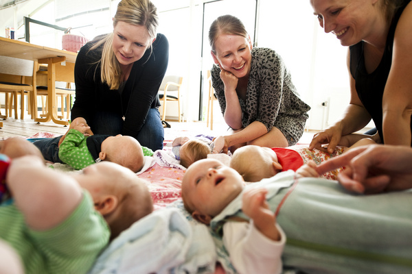 Babysalmesang med forældre og børn