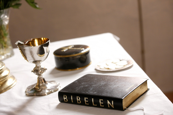 Bibel og bæger på alter